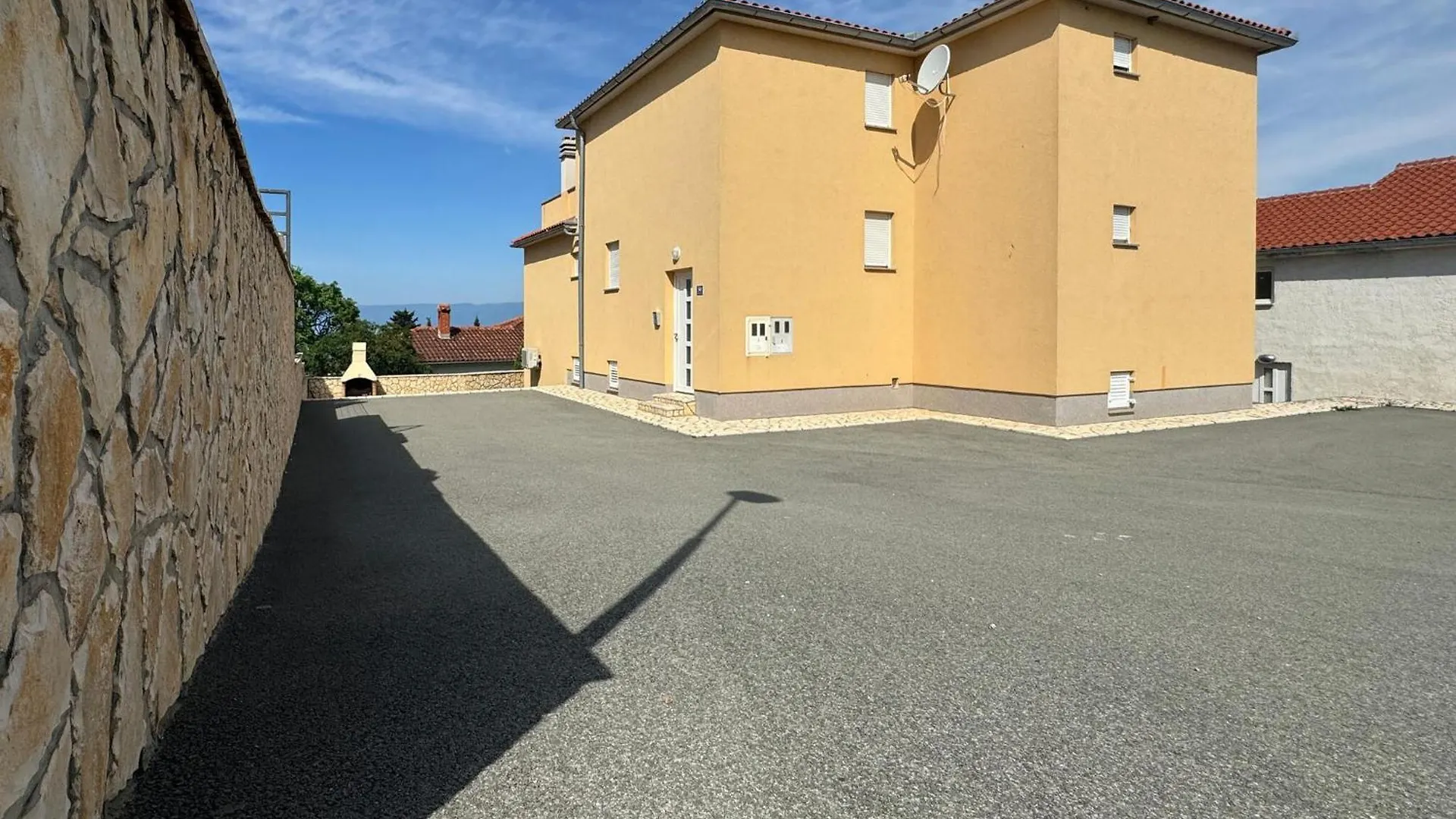 2 Bedroom Gorgeous Apartment In Omisalj Croatia